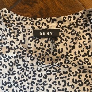 Women’s DKNY top (M/L)